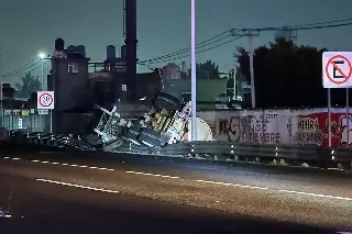 Vuelca pipa con 30 mil litros de ácido clorhídrico en autopista; chofer huye