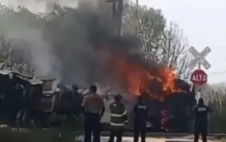 Explota pipa con combustible tras ser impactada por tren en Hidalgo (+Vdeo)