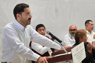Martí Batres recibe reclamos durante visita al ISSSTE Orizaba, Veracruz