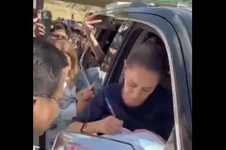 CNTE intercepta a Sheinbaum y le hace firmar oficios en Tuxtla Gutiérrez, Chiapas