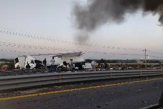 Tráiler choca de frente contra otro y después contra un autobús de pasajeros; hay varios muertos