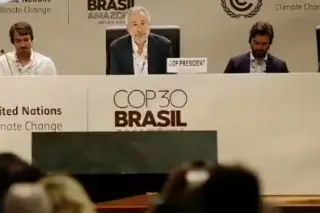 Aprueba COP30 de Brasil acuerdo que omite salida de combustibles fósiles
