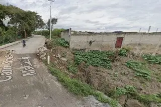 Hombre muere tras caer con su vehículo a un río de aguas negras en Coatepec