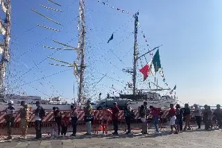Imagen Desde temprano, turistas acuden a ver el Buque Cuauhtémoc en Veracruz