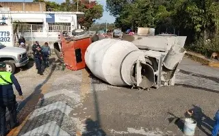 Se registra aparatosa volcadura de revolvedora en carretera de Veracruz; esto se sabe 