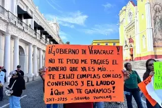 Protestan extrabajadores del Seguro Popular y cierran calle en el centro de Xalapa