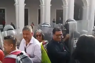 Desalojan con antimotines a extrabajadores del Seguro Popular que protestaban en Xalapa