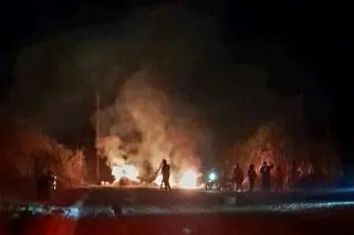 Bloqueo y quema de llantas en Cuichapa tras cateo y detenciones