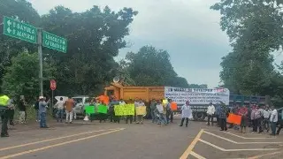 Bloquean carretera al sur de Veracruz. Tome precaución