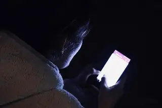 Imagen ¿Sabes que te puedes enfermar por usar tu celular en la noche y no dormir bien?