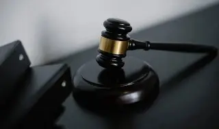 Giran orden de aprehensión contra funcionaria federal; de esto la acusan 