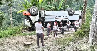 Alumna de preparatoria muere tras volcadura de camión en Emiliano Zapata