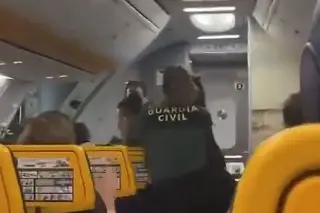 Detienen a la luchadora Sinead Kavanagh durante vuelo (+Video)