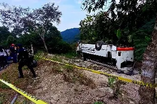 Protestan contra línea de autobuses involucrada en volcadura ayer en Emiliano Zapata