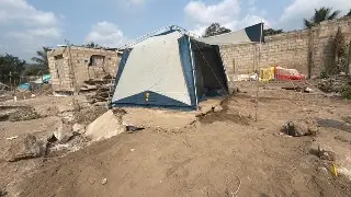 Pierden vivienda por inundación; ahora habitan en casa de acampar al norte de Veracruz 