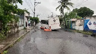 Imagen Cae camión a socavón en Veracruz