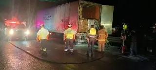 Tractocamión se incendia en la autopista Puebla-Orizaba, a la altura de Nogales