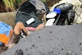 Socavón se traga a hombre que viajaba en triciclo eléctrico; esto se sabe