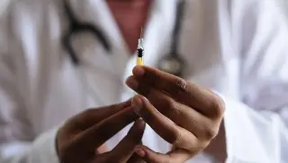 La pérdida de confianza en vacunas aumentará casos de neumonía y meningitis: OMS