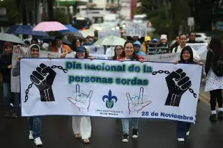 Personas sordas exigen intérpretes de lenguas de señas en oficinas de gobierno