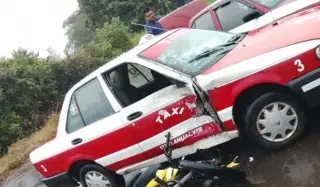 Aparatoso accidente entre moto y taxi en carretera de Veracruz; hay un lesionado 