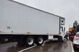Choca camión de carga contra camioneta en autopista de Veracruz