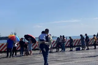 Turistas se van decepcionados al no poder entrar al Buque Cuauhtémoc