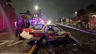 Tren arrastra a taxi que intentó ganarle el paso en Orizaba, Veracruz