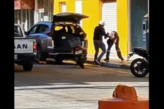 Hombre golpea a trabajador de parquímetros por inmovilizar su auto en Veracruz (+Video)