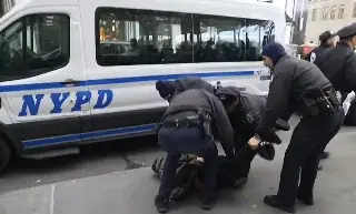 Arrestan a varios manifestantes por bloquear el paso a agentes migratorios en Nueva York