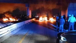 Bloquean el Libramiento Arco Norte. Tome Precaución 