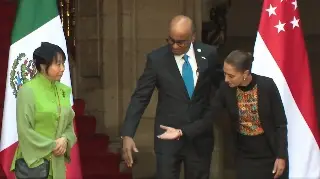 Sheinbaum da la mano a primera dama de Singapur y se la deja extendida (+video)