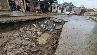 Imagen Va para 2 meses socavón en colonia de Poza Rica, Veracruz desde la inundación