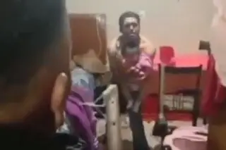 Padre amenaza con herir a su bebé con un cuchillo para evitar ser detenido en el Edomex