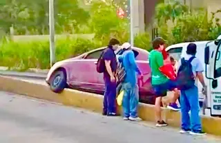 Vehículo se subió al barandal del puente Bicentenario