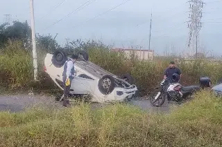 Auto vuelca en la zona del Nuevo Veracruz 