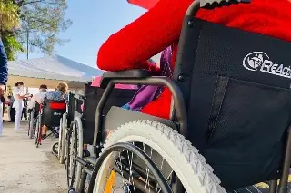 Piden respetar rampas para discapacitados en Veracruz; las tapan con vehículos