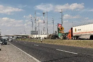 Así protestan campesinos de manera pacífica en carreteras por la Ley de Aguas