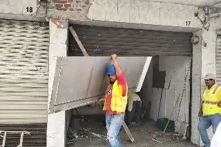 Demuelen locales del mercado de artesanías del malecón de Veracruz 
