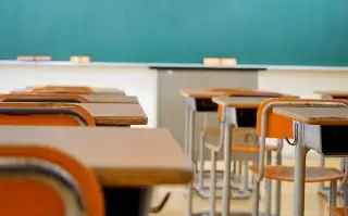 Imagen Escuelas operan sin maestros pese a tener docentes en nómina: SEV