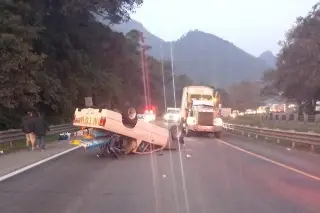 Se registra aparatosa volcadura en autopista de Veracruz 