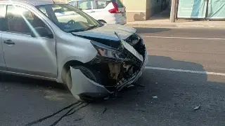Aparatoso choque entre 2 carros en avenida de Orizaba, Veracruz 