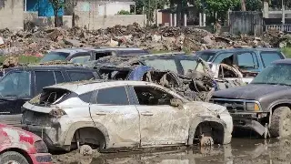 A 2 meses de inundaciones, siguen sin retirarse desechos y autos en colonia de Poza Rica 