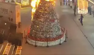Árbol de Navidad inmenso se incendia en plaza comercial (+Video)