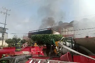 Explosión deja dos heridos en CDMX; pipa surtía gas a tanque estacionario
