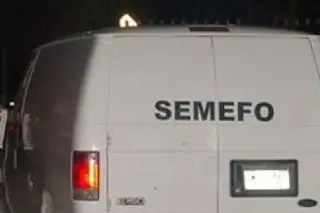 Hombre muere electrocutado al bajar del carro para abrirle la puerta a su esposa