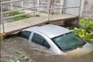 Por inundaciones, auto cae a canal de aguas negras en colonia de Boca del Río