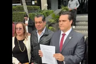 Morena acude a FGR y presenta denuncia contra Cabeza de Vaca por presunto 'huachicol'