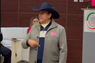 Le tienen miedo al sombrero; es persecución: denuncia líder de CNC que en el Senado lo obligaron a quitárselo 