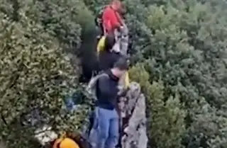 Impresionante caída de turista en acantilado por selfi en China (+Video)